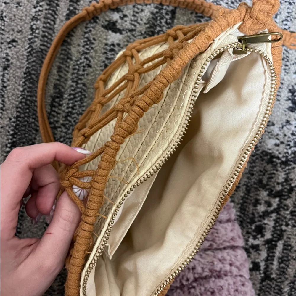 Universal Thread Purse - Picture 5 of 5